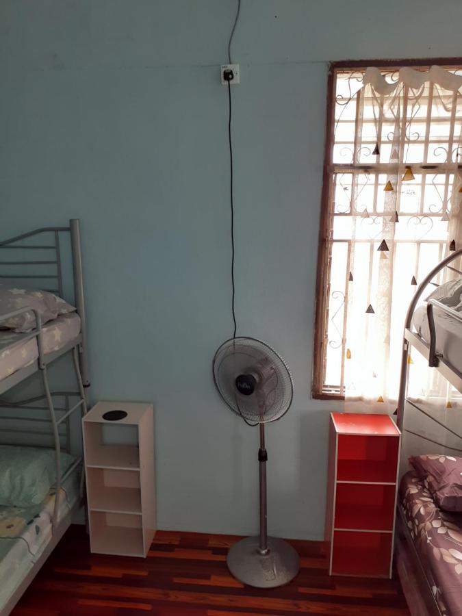 פראי Homestay Idaman Tun Hussein - Harga Untuk 1 Rumah ,1 Bilik ,1 Bilik Air 4 Single Bed - Not Sharing מראה חיצוני תמונה