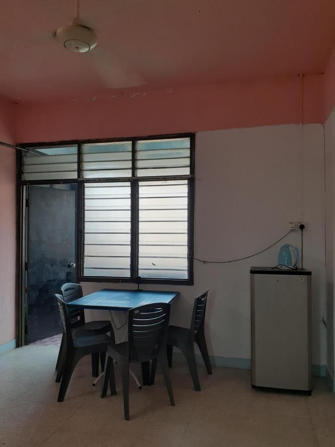 פראי Homestay Idaman Tun Hussein - Harga Untuk 1 Rumah ,1 Bilik ,1 Bilik Air 4 Single Bed - Not Sharing מראה חיצוני תמונה